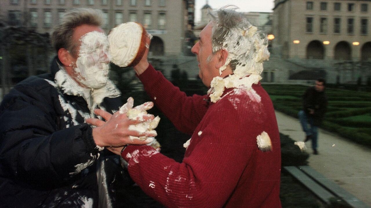 Hij gooide taarten naar Bill Gates en aartsbisschop: Belgische 'taartengooier' Noël Godin (80) overleden