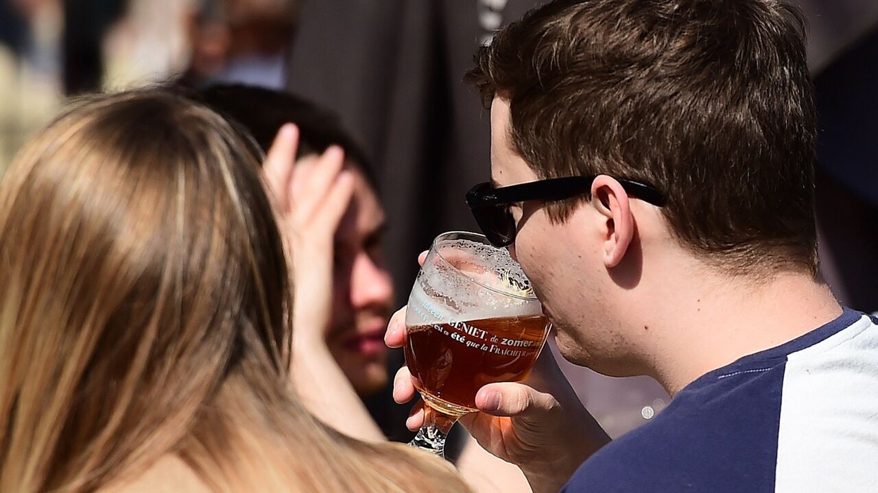 Na verzet van brouwers tegen nieuwe slogan: hoe ongezond is alcohol nu echt?