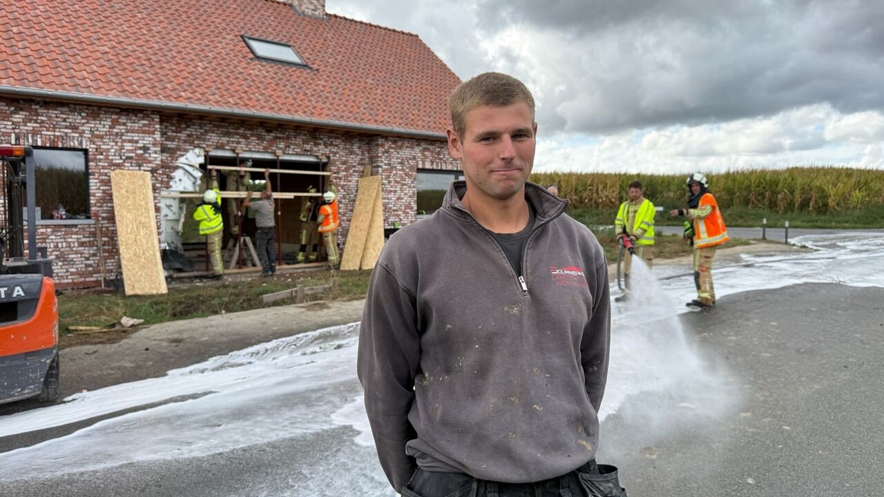 Bestelwagen boort zich in nieuwbouwwoning bij Poperinge na botsing: "Dit is de keer te veel"