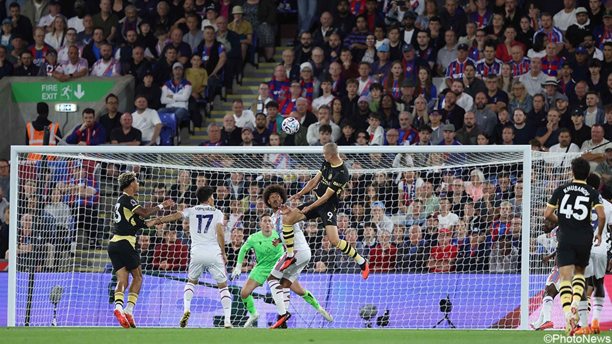 Zwevende Erling Haaland en flitsende Rayan Cherki loodsen Manchester City voorbij Crystal Palace met elk 2 goals
