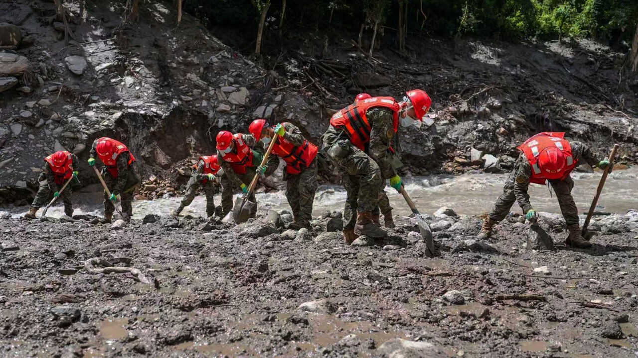 Ingenieurs zoeken oplossing om dambreuk te voorkomen, aantal vermisten in Nepal loopt op naar bijna 2.000