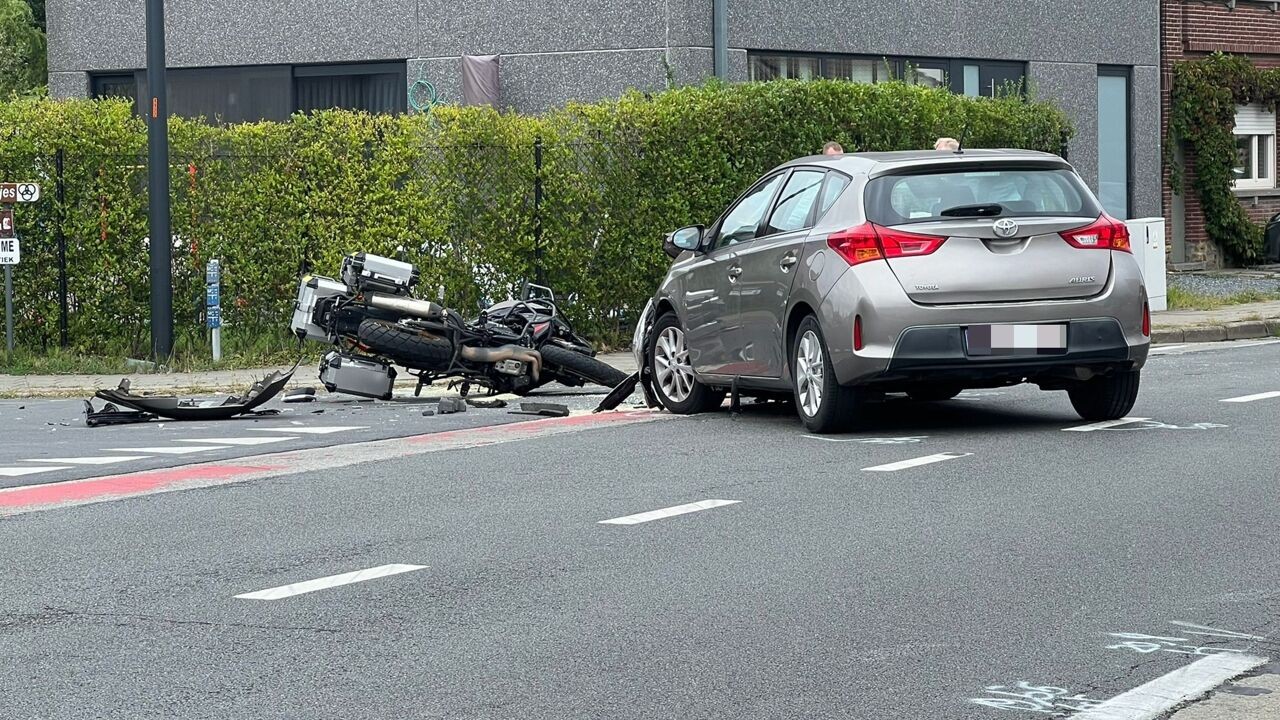 Motorrijder levensgevaarlijk gewond na botsing met auto in Aalst