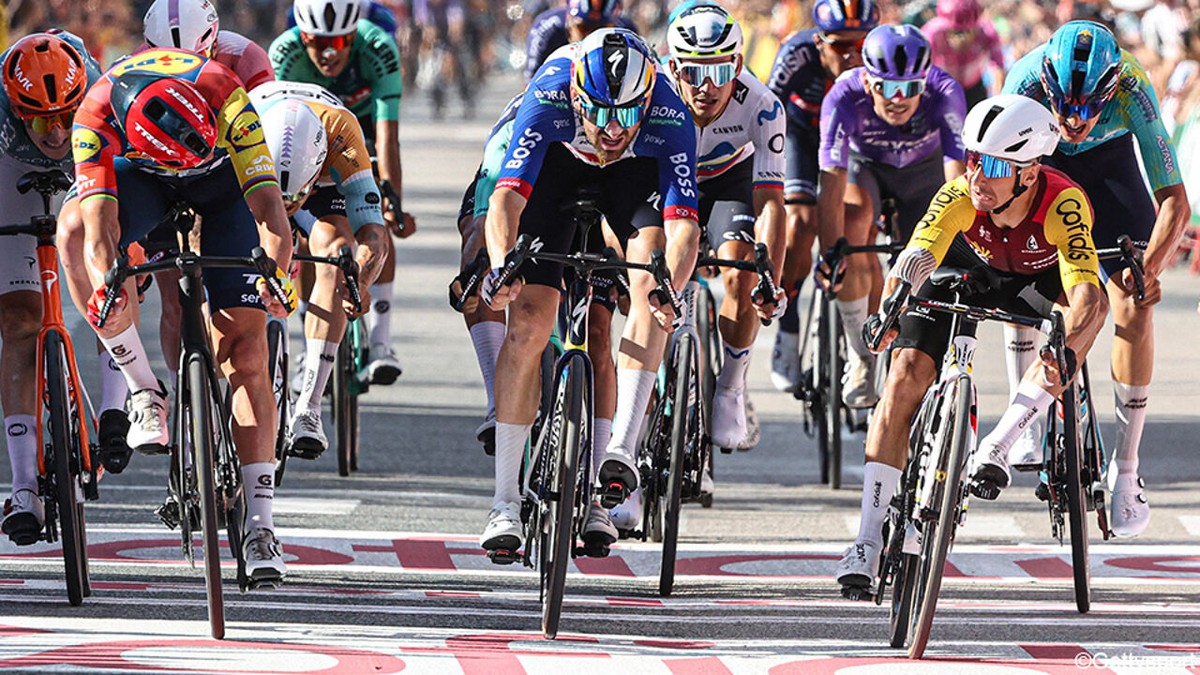 Bryan Coquard houdt Pedersen en Meeus af richting ritzege in de Vuelta, die zonder Tadej Pogacar verder moet