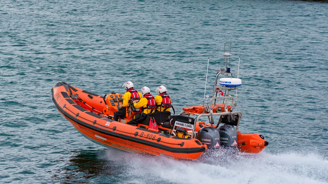 Franse vissersboot met 5 opvarenden gezonken voor Engelse kust, grootschalige zoekactie opgestart