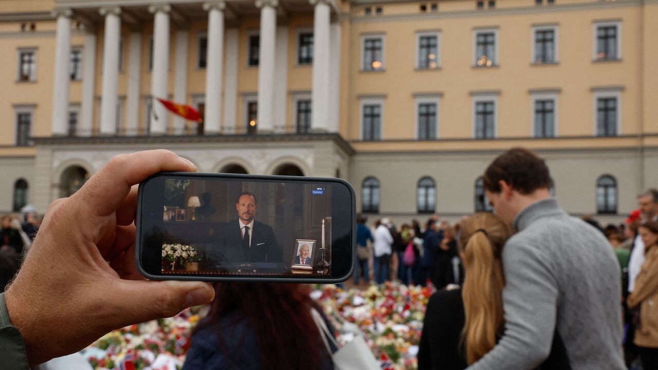 Haakon VIII brengt warm eerbetoon aan overleden vader Harald tijdens eerste toespraak als koning van Noorwegen