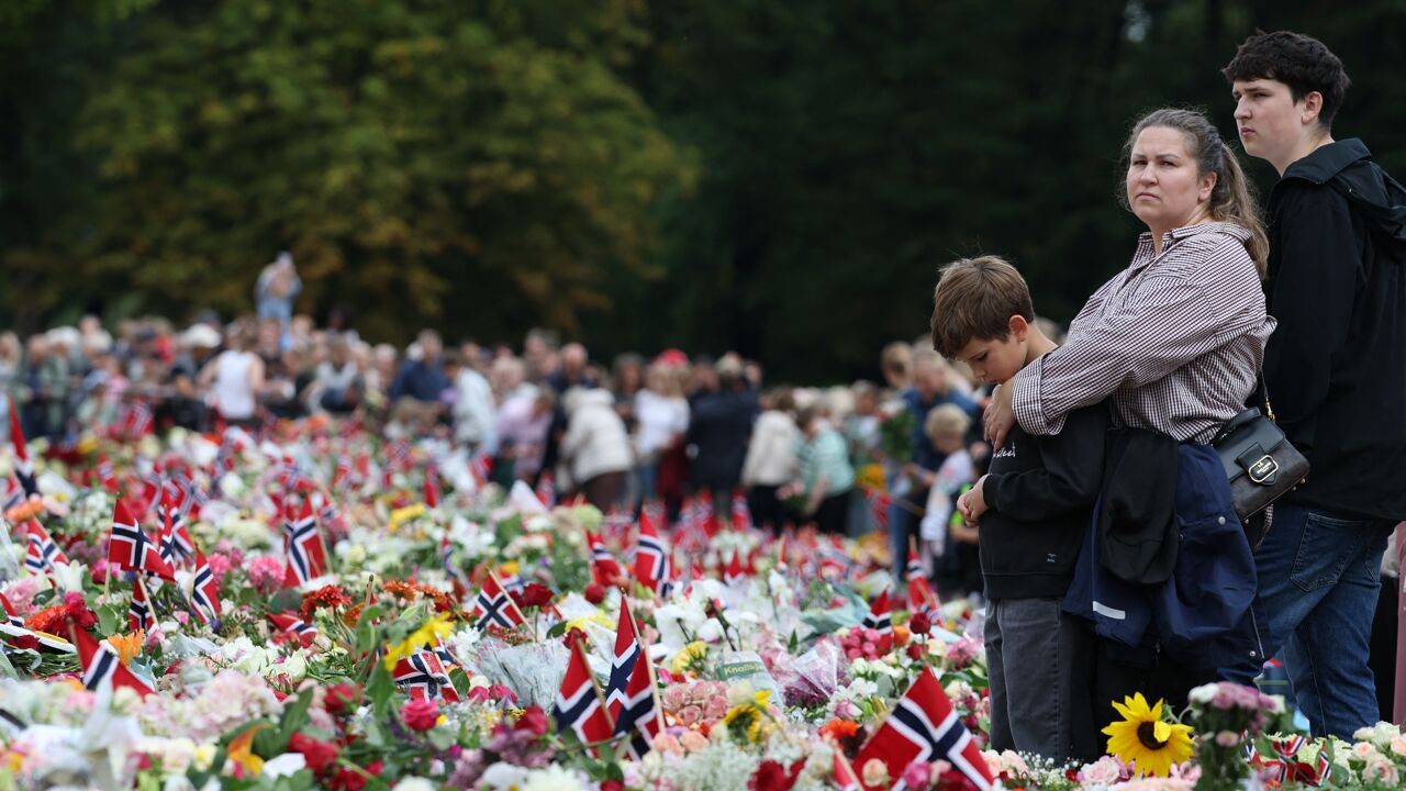 Noren verzamelen aan Koninklijk Paleis om afscheid te nemen van koning Harald, zoon Haakon spreekt vanavond het volk toe