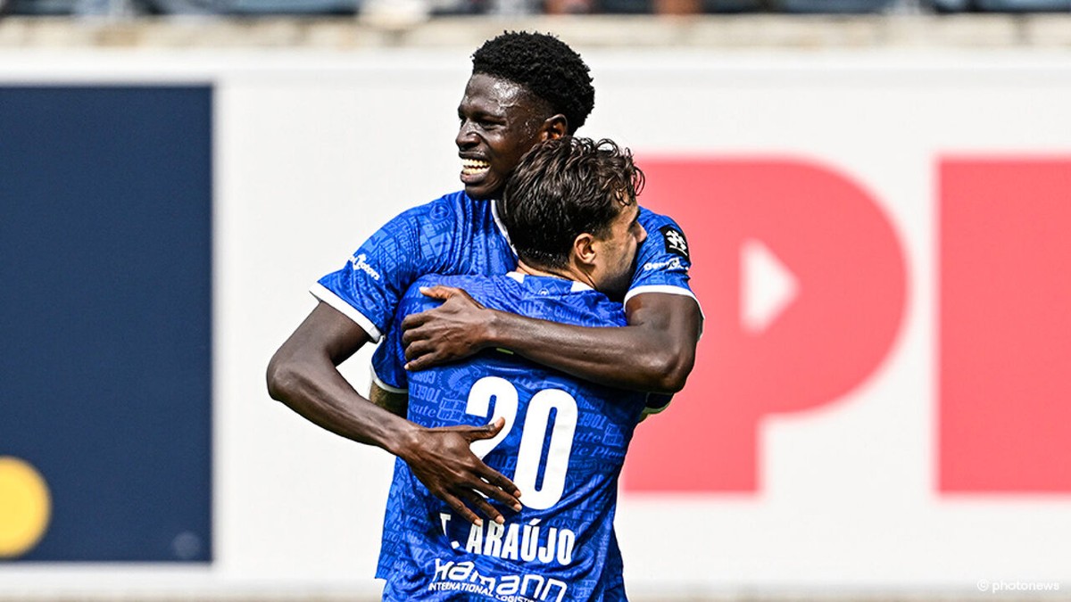Slag om Vlaanderen wordt kaakslag voor tienkoppig Club: 18-jarige Cissé schenkt KAA Gent 9 op 9 in prestigeduel