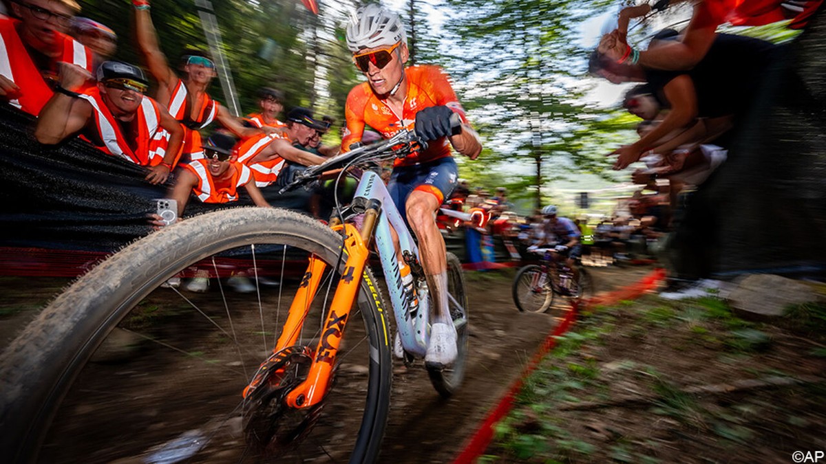 Mathieu van der Poel tast in het duister na offday op WK MTB: "Ik had slechte benen, maar het komt onverwacht"