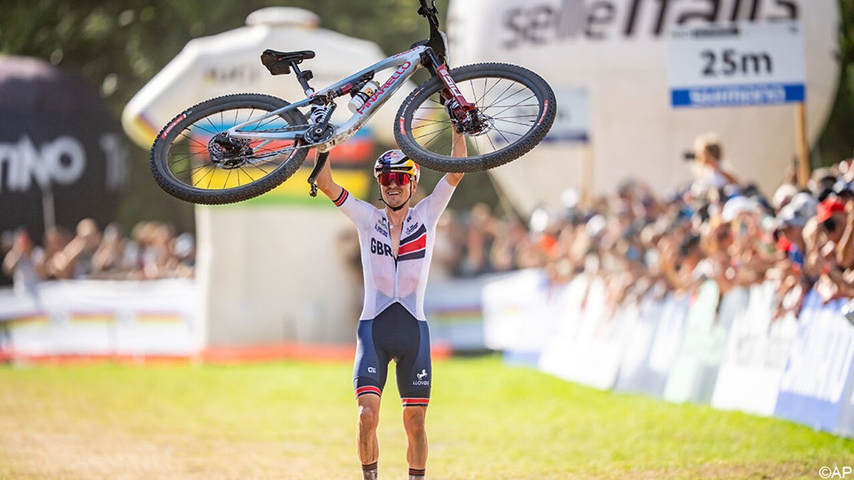 Masterclass van Tom Pidcock! Brit raast in straffe inhaalrace naar 2e wereldtitel mountainbike, Van der Poel pas 30e