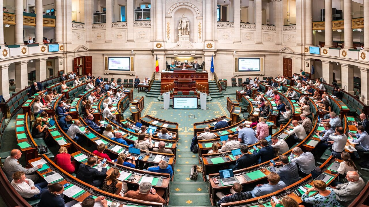 "Vakantie inkorten is bespreekbaar": voorstel voor korter parlementair verlof krijgt bijval bij oppositie én meerderheid