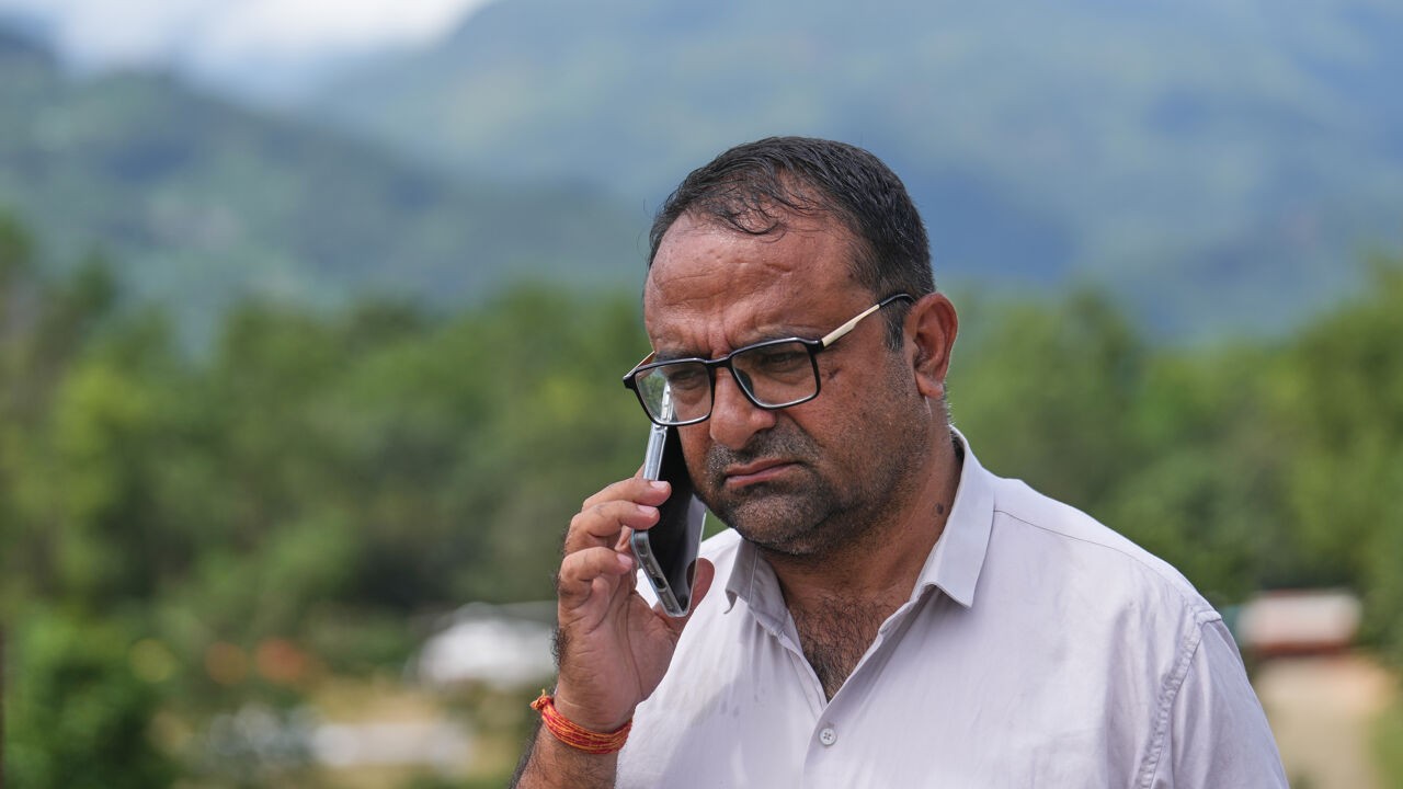 Schooldirecteur evacueert 900 leerlingen net voor verwoestende overstroming Nepal: "Geen seconde te verliezen"