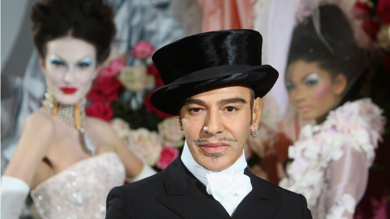 John Galliano blaast solo-tentoonstelling in New York af na ophef over antisemitische uitlatingen
