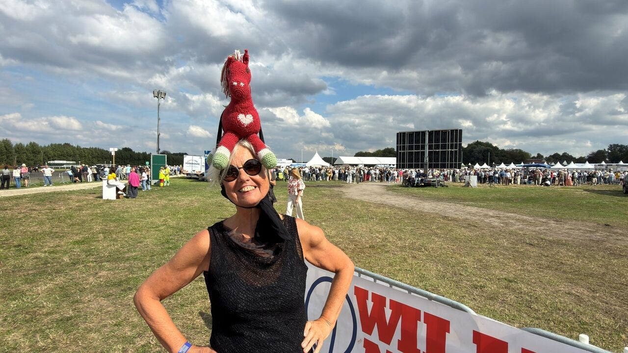 Hoeden stelen show op Waregem Koerse: van Afrikaanse look tot paardenhoofd
