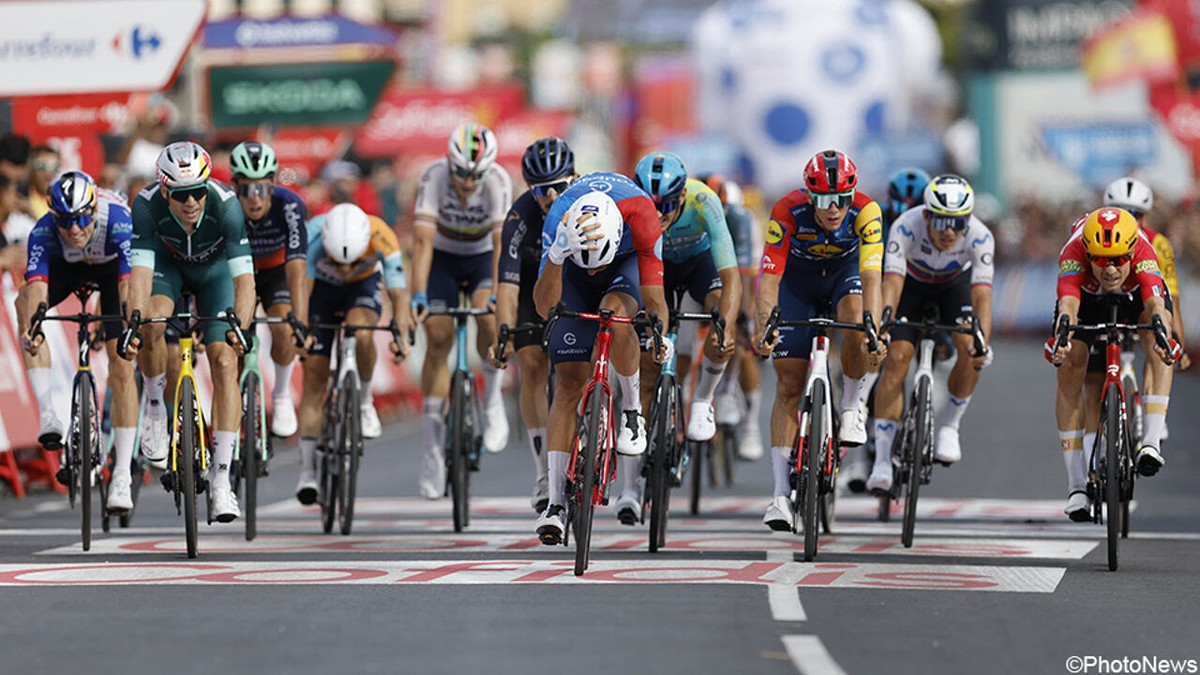 Wout van Aert baalt dat hij het werk niet kon afmaken en antwoordt duidelijk na vraag over kopmanschap: "Ik had er nul vraagtekens bij"