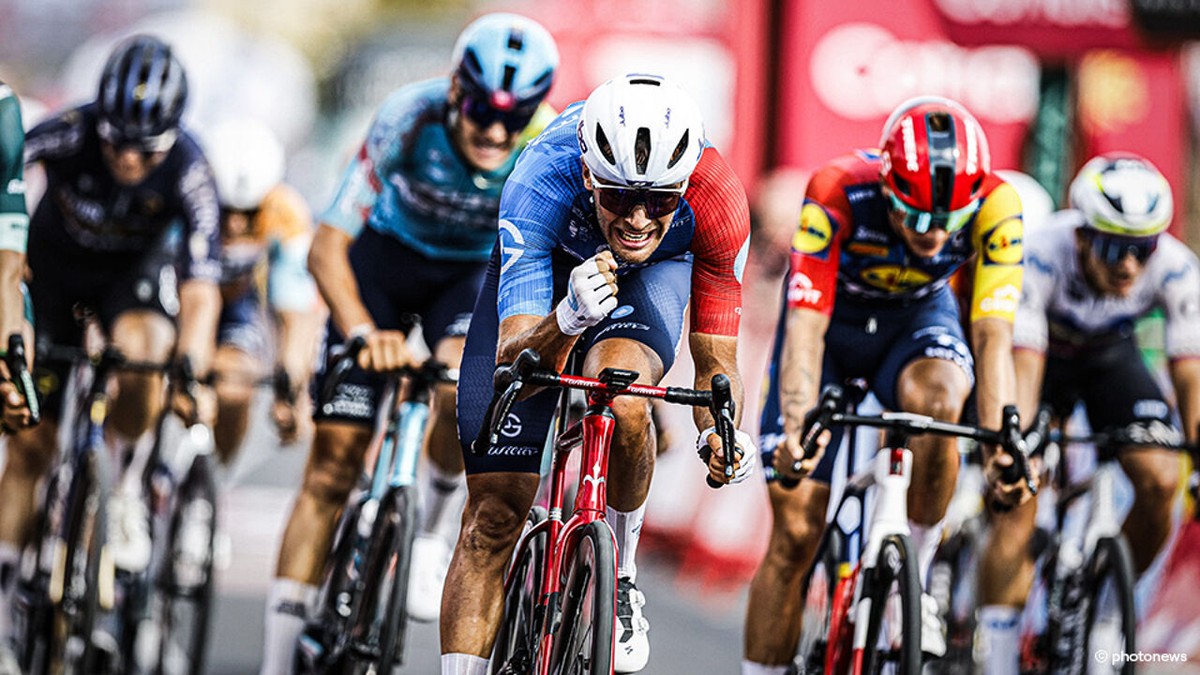 Wout van Aert laat gouden kans liggen in de Vuelta, Bastien Tronchon verrast en klopt Thibau Nys (3e) in de sprint