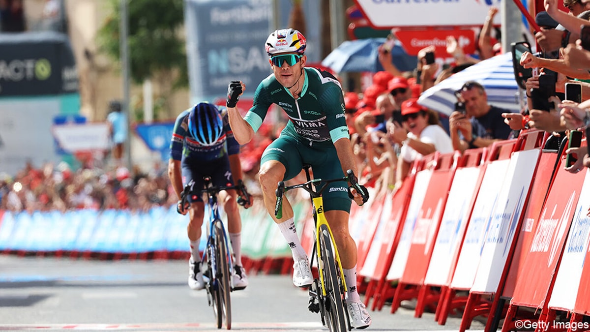 Hij doet het! Wout van Aert schiet eerste keer raak in deze Vuelta na sprint à deux tegen Valentin Paret-Peintre