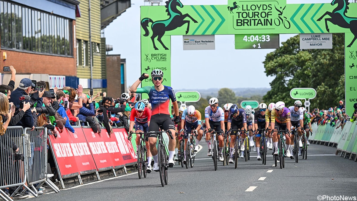 Olav Kooij kletst Tim Merlier los uit het wiel op lastige aankomst in Tour of Britain