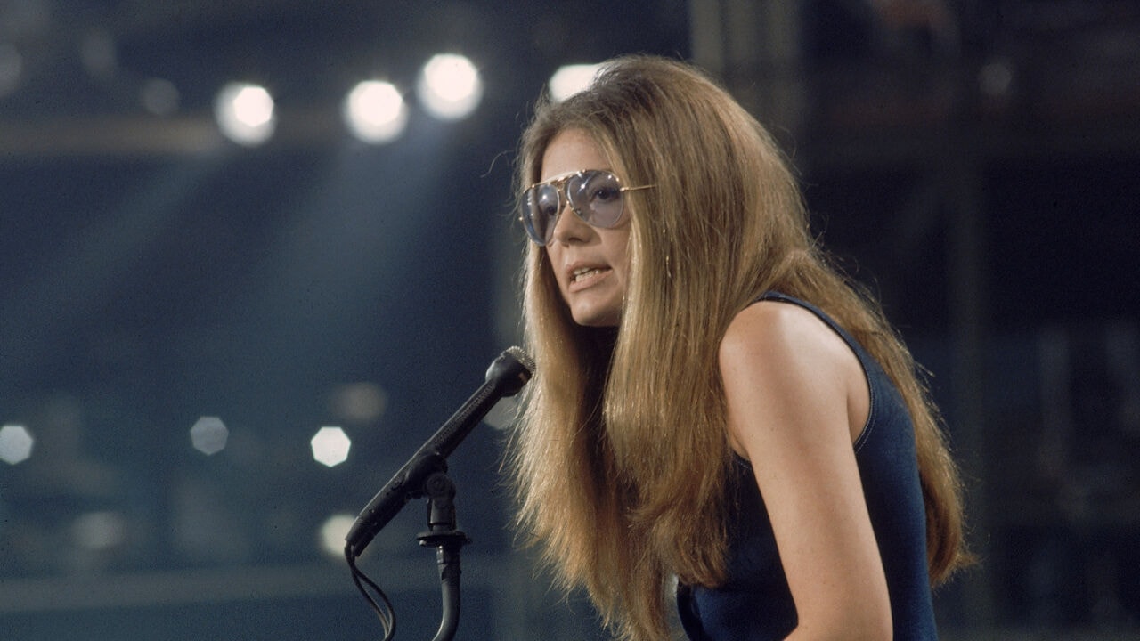 Feministisch icoon Gloria Steinem (92) overleden, lof van Hillary Clinton tot Oprah Winfrey: "Ze hielp velen van ons om onze stem te vinden"