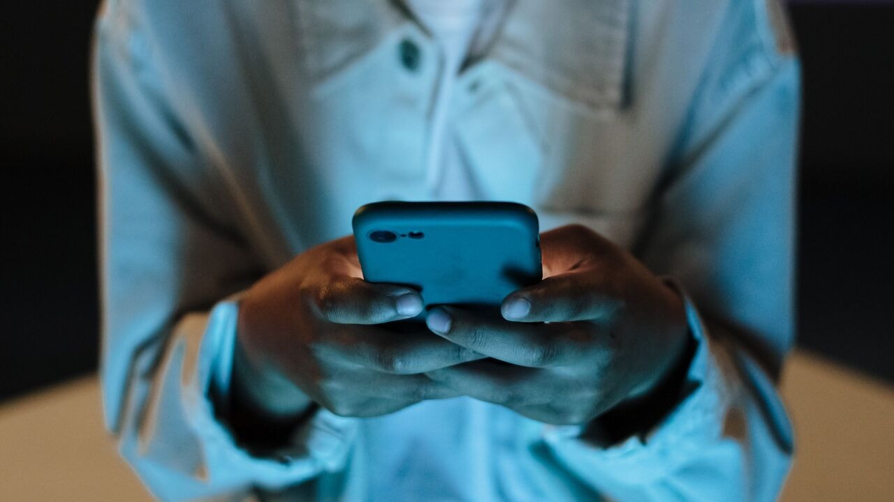 Waarom laten pubers zich verleiden tot gevaarlijke online challenges? "Tienerbrein is extra gevoelig voor spanning en beloning"