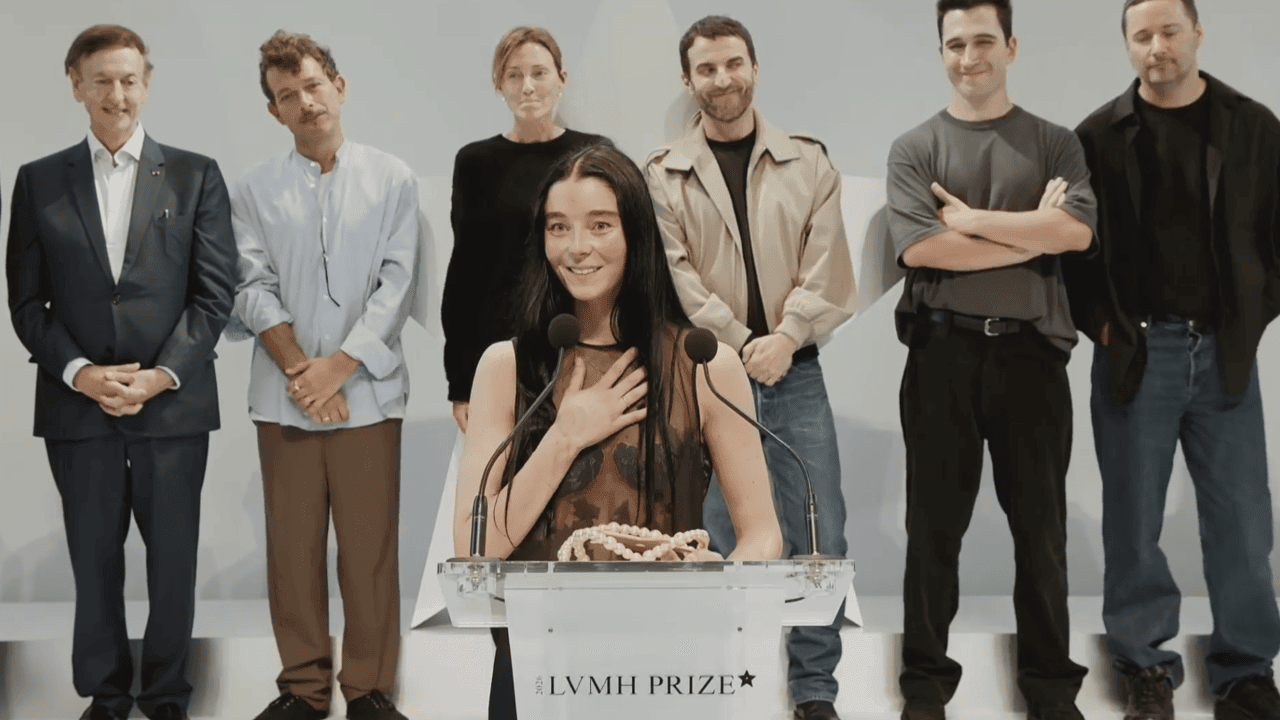 Van Antwerpse Modeacademie naar wereldtop: ontwerpster Julie Kegels wint 400.000 euro met prestigieuze LVMH Prize