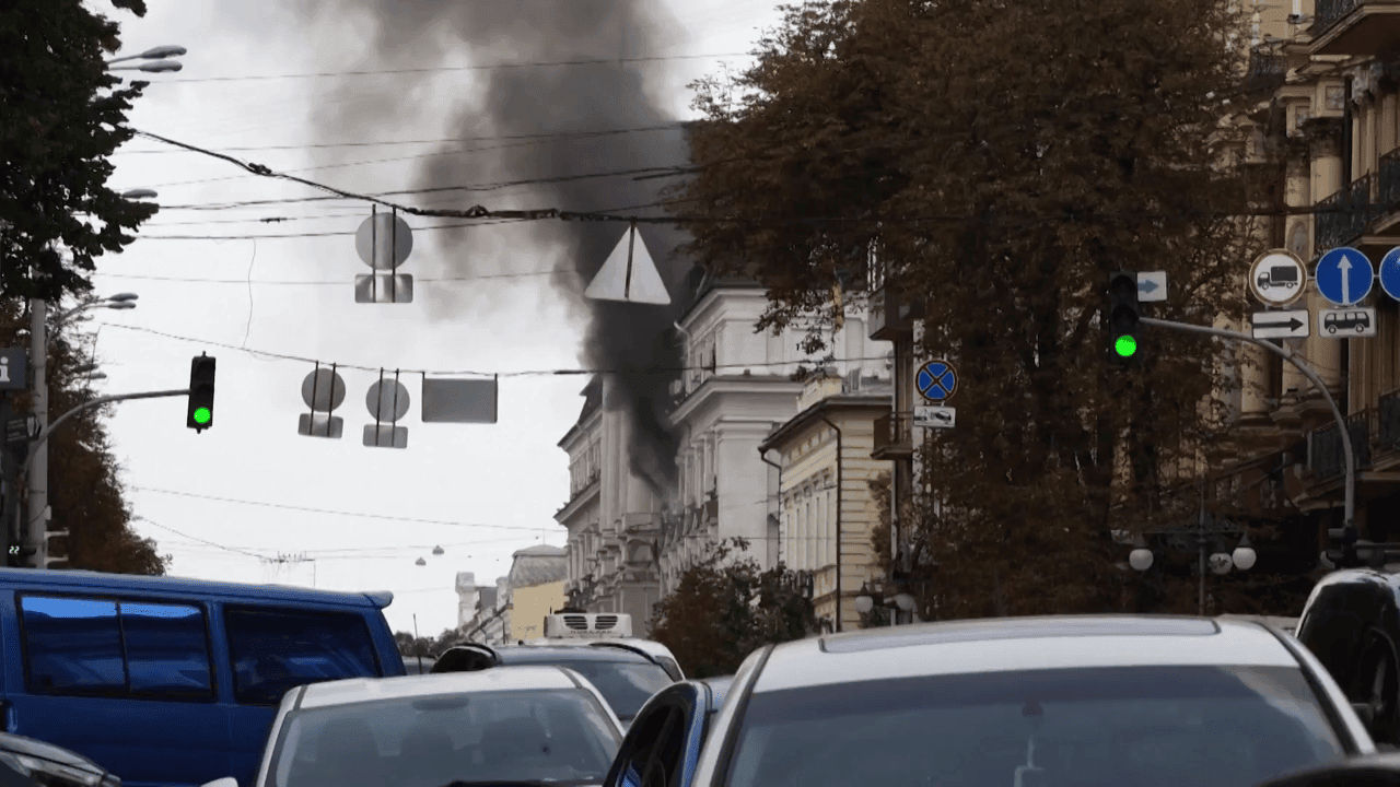 9 gewonden bij Russische aanval op gebouw van Oekraïense inlichtingendienst, Witkoff en Kushner zondag naar Kiev