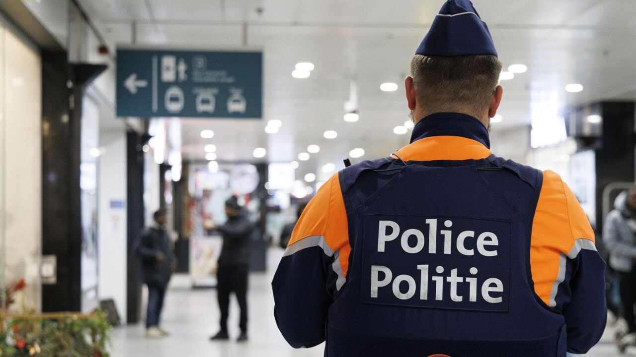 23-jarige Marokkaanse man die met geladen kalasjnikov door station Brussel-Zuid liep, is aangehouden
