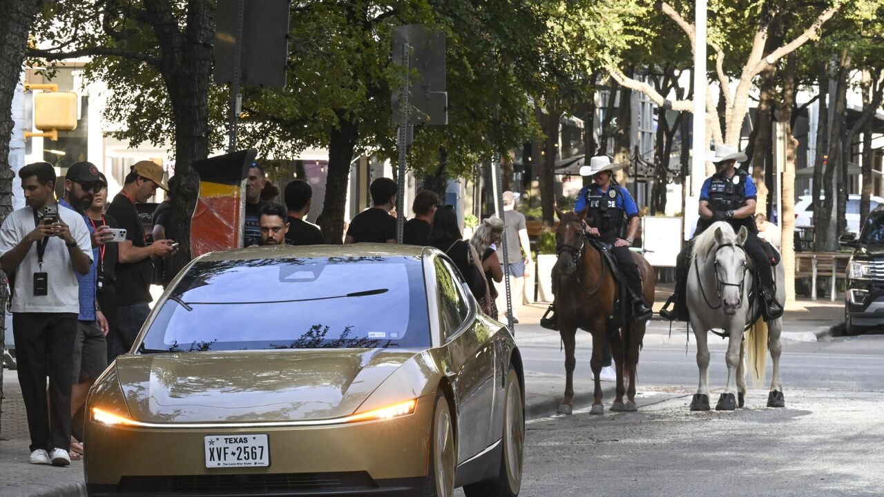 Tesla Cybercab rijdt zonder stuur of pedalen door Austin: Amerikaanse verkeerswaakhond opent meteen onderzoek