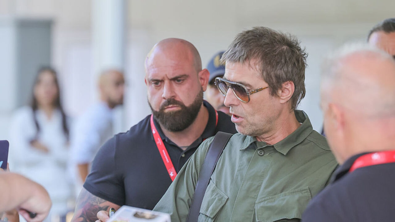 Liam en Noel Gallagher in Venetië gespot voor wereldpremière van docu 'Don't look back in anger'