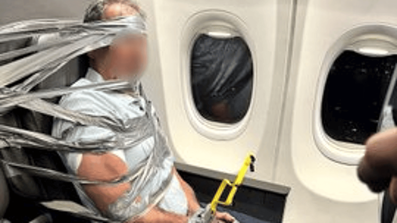 Agressieve passagier vastgebonden met ducttape, vliegtuig wordt omgeleid