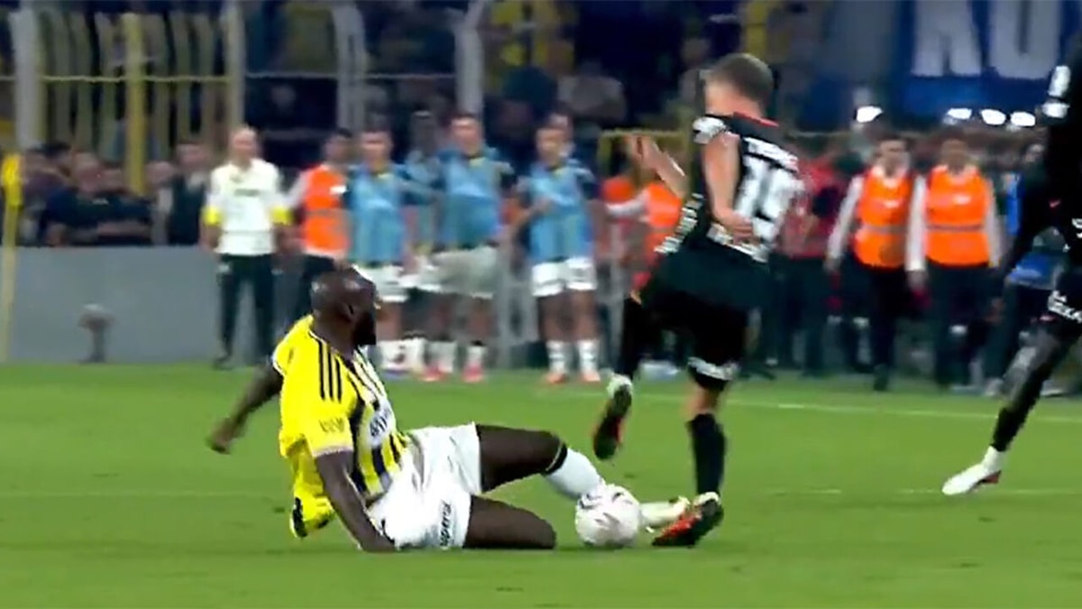 Verhitte Turkse derby kent Belgisch 'hoogtepunt': Lukaku gaat héél fel door op Duivel-collega Trossard, die wel als laatste lacht