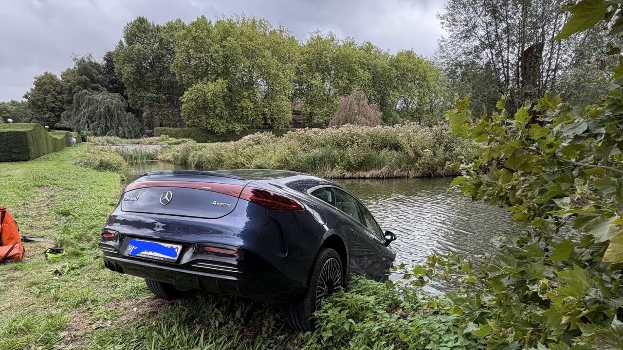 Bestuurder vergist zich van pedaal en belandt in kasteelvijver Arenbergpark in Heverlee