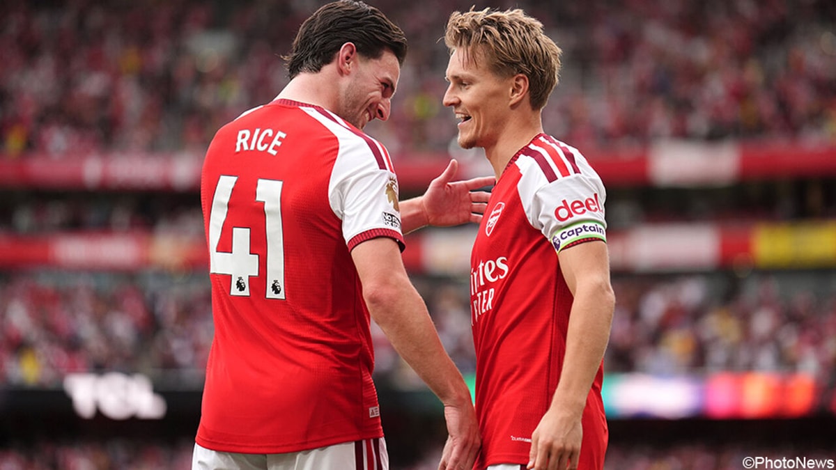 Dankzij eerste assist van Tzolis in de Premier League: Arsenal wint topper van Chelsea en houdt gelijke tred met Manchester City