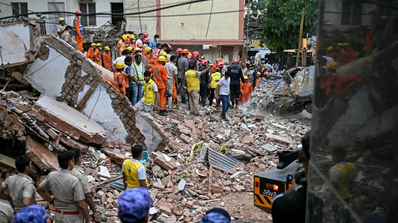 Gebouw ingestort in New Delhi: al 6 doden geteld, 11 mensen levend onder puin gehaald
