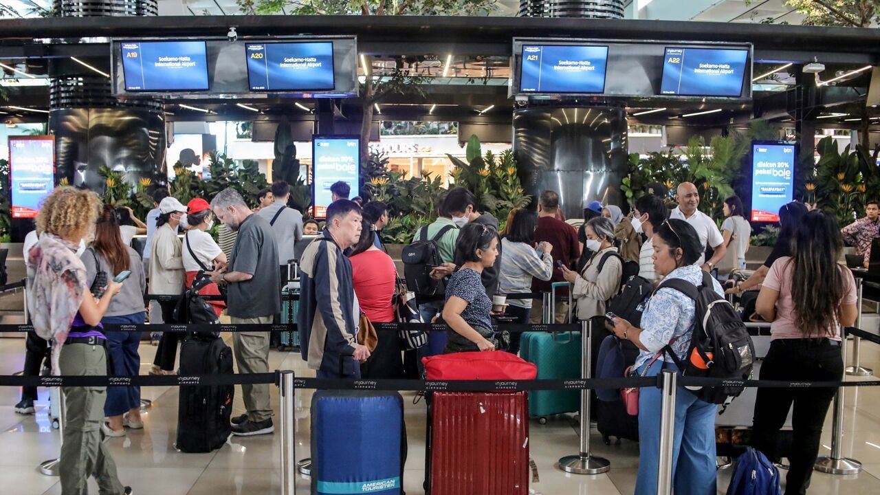 Vulkaanuitbarsting op Indonesië legt vliegverkeer stil, tienduizenden reizigers gestrand