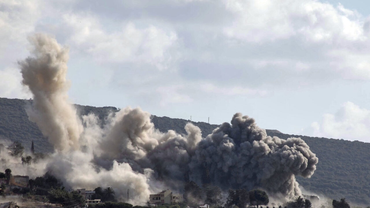 Israëlisch leger kondigt aanval op zuiden van Libanon aan en roept op tot evacuaties, hogere olieprijzen na nieuwe aanvallen in Straat van Hormuz