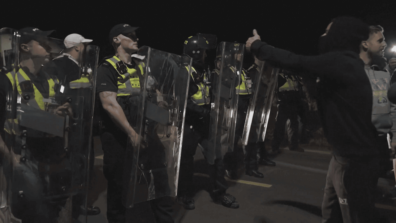 Honderden Britse betogers blokkeren haven Portsmouth om bootje met 140 migranten tegen te houden