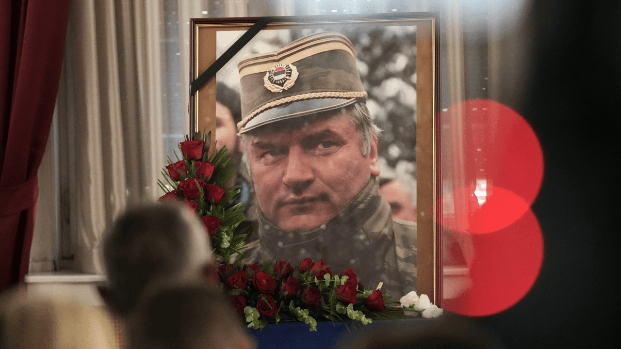 Duizenden mensen naar Belgrado voor begrafenis van Ratko Mladić: "Voor velen is hij nog altijd een held"