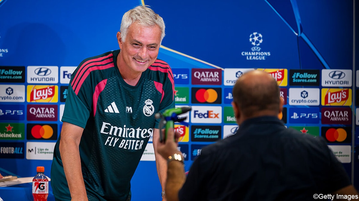 Een knipoog naar 2010: Italiaanse journalist geeft José Mourinho een tuinsproeier na persconferentie