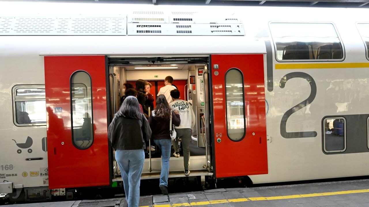 Reizigers kunnen tegen eind 2027 discreet hulp inroepen bij NMBS via nieuw alarmsysteem