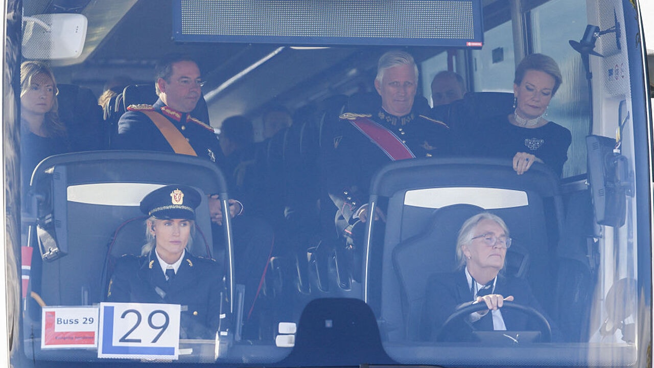 Koninklijke gasten zijn geland: koning Filip en koningin Mathilde met de bus naar Oslo