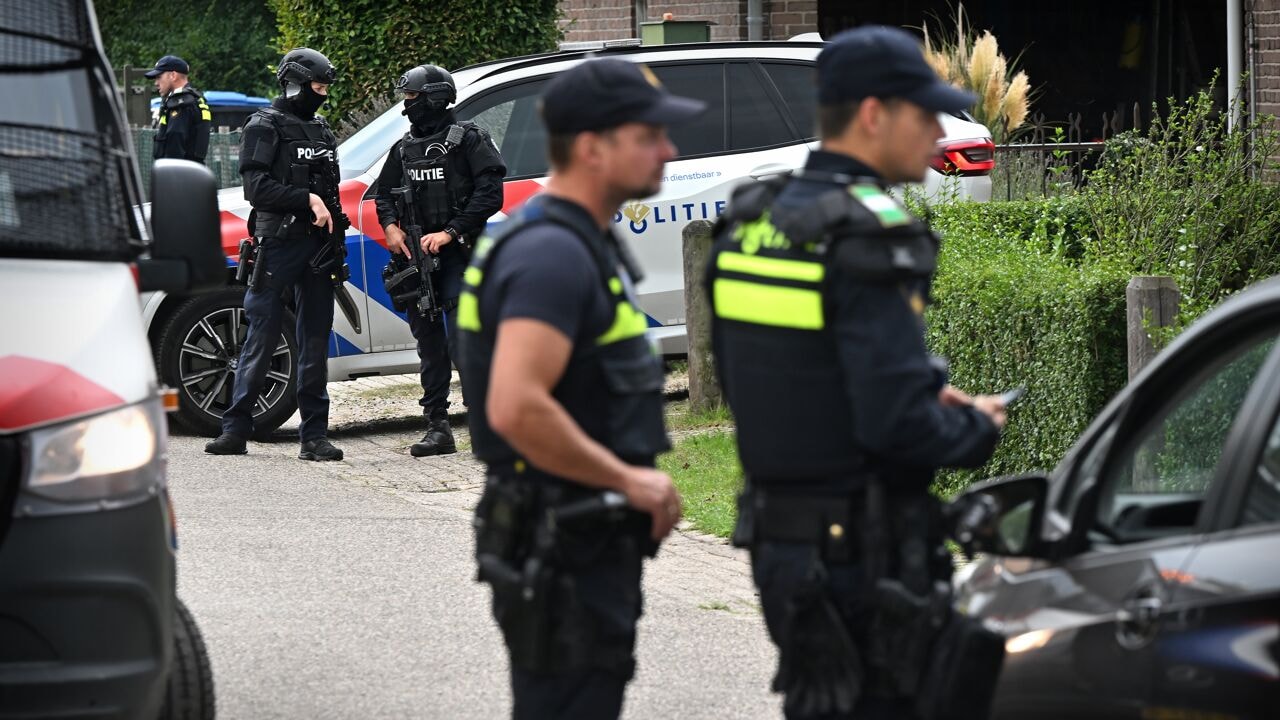 Meerdere "goed verborgen" wapens gevonden bij basisschool in Overasselt, iets meer dan week na dodelijke strafexpeditie