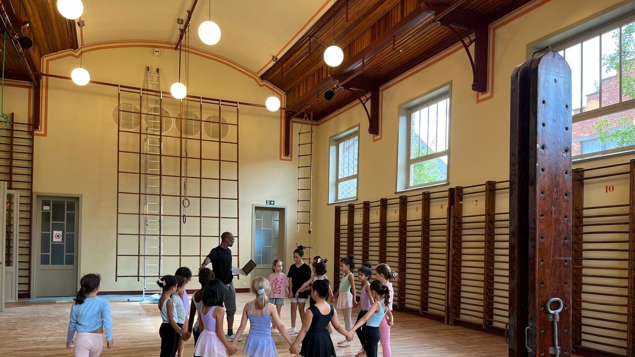 "Een verborgen parel": gerestaureerde turnzaal van Victor Horta in Vilvoorde heropent op Open Monumentendag