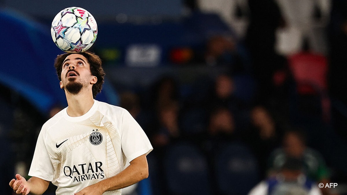 Zelfs Maradona zou glimlachen: PSG-speler Vitinha gaat viraal met magische opwarming
