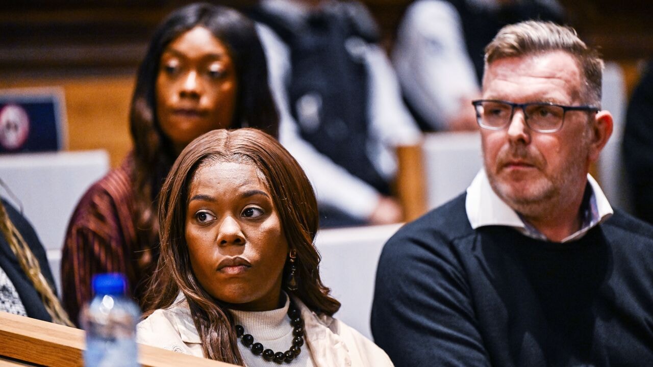 Moeder getuigt geëmotioneerd op proces over dood van Jairon (14), politie moet tussenbeide komen op einde van zitting