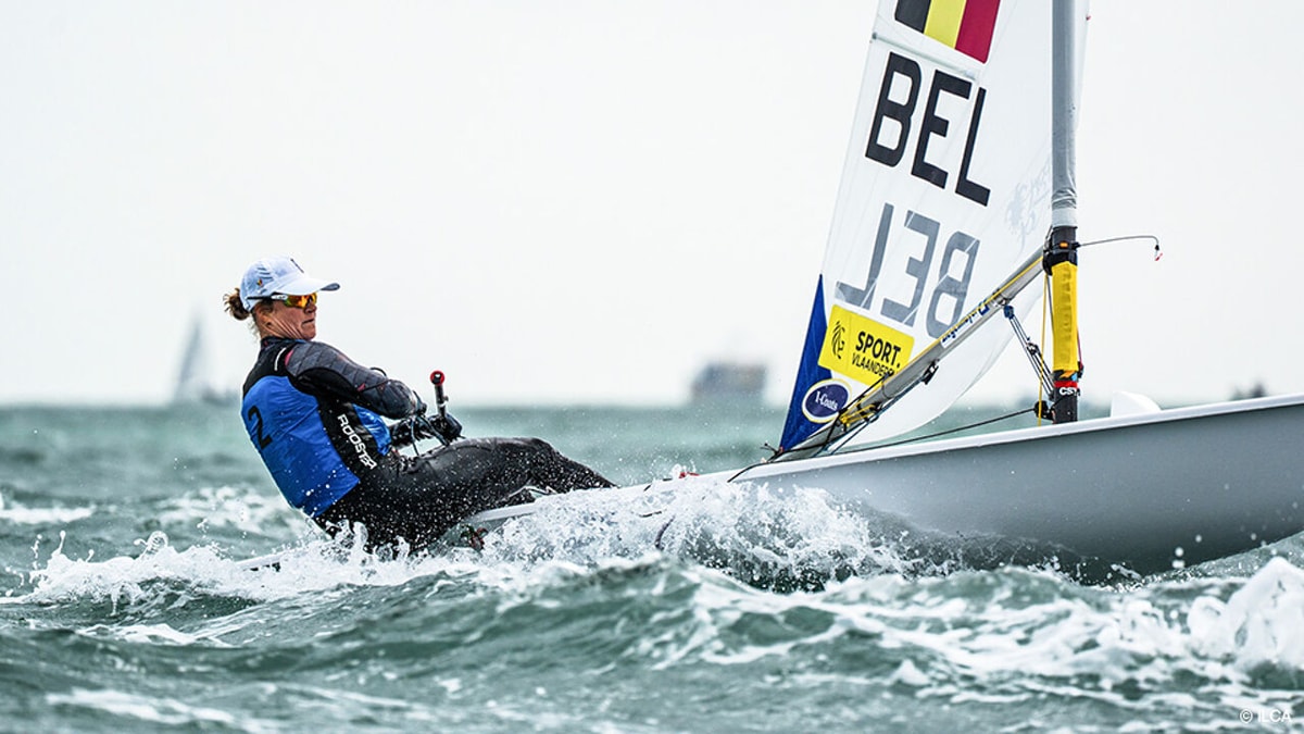 Emma Plasschaert moet vrede nemen met zilver op WK zeilen, Amerikaanse Charlotte Rose pakt 1e titel