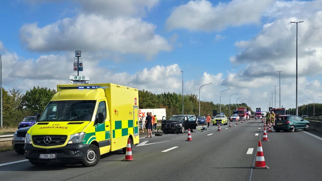 3 gewonden na ongeval op E17, weg richting Gent weer vrijgemaakt