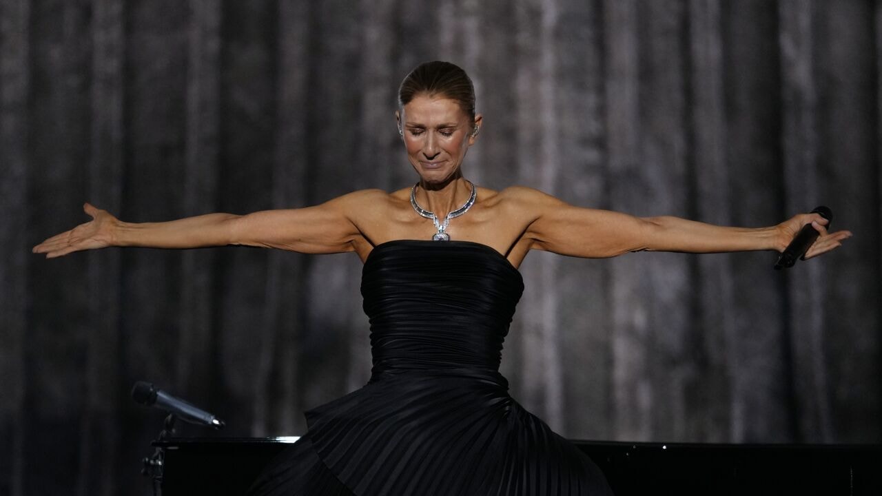 Zichtbaar ontroerde Céline Dion maakt comeback in Parijs: "Weg was hobbeliger dan verwacht"