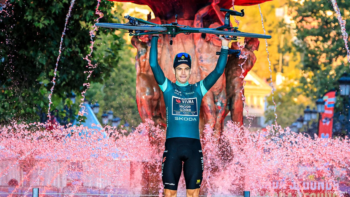 "Ik vond het al raar": Van Aert wordt tot eigen verbazing 2 keer op eindpodium geroepen en wist "een van grootste teleurstellingen" uit