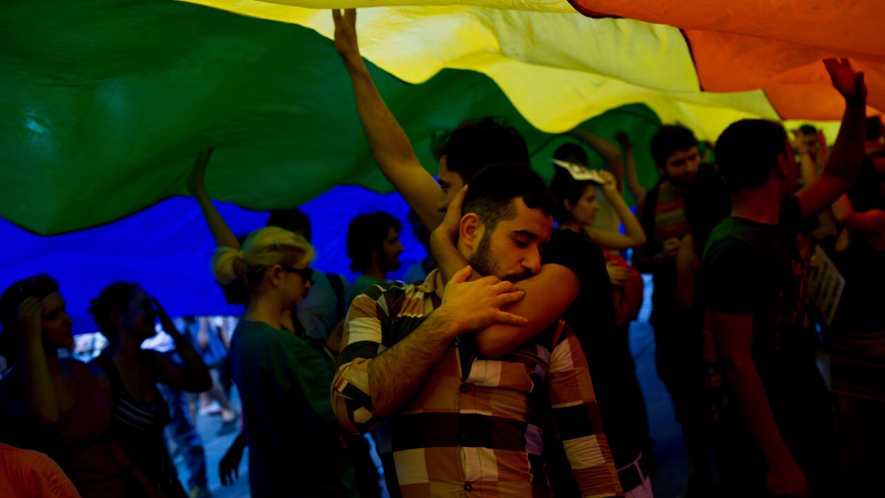 Turkse politie voert talrijke invallen en arrestaties uit in bars en woningen van LGBTQIA+-activisten