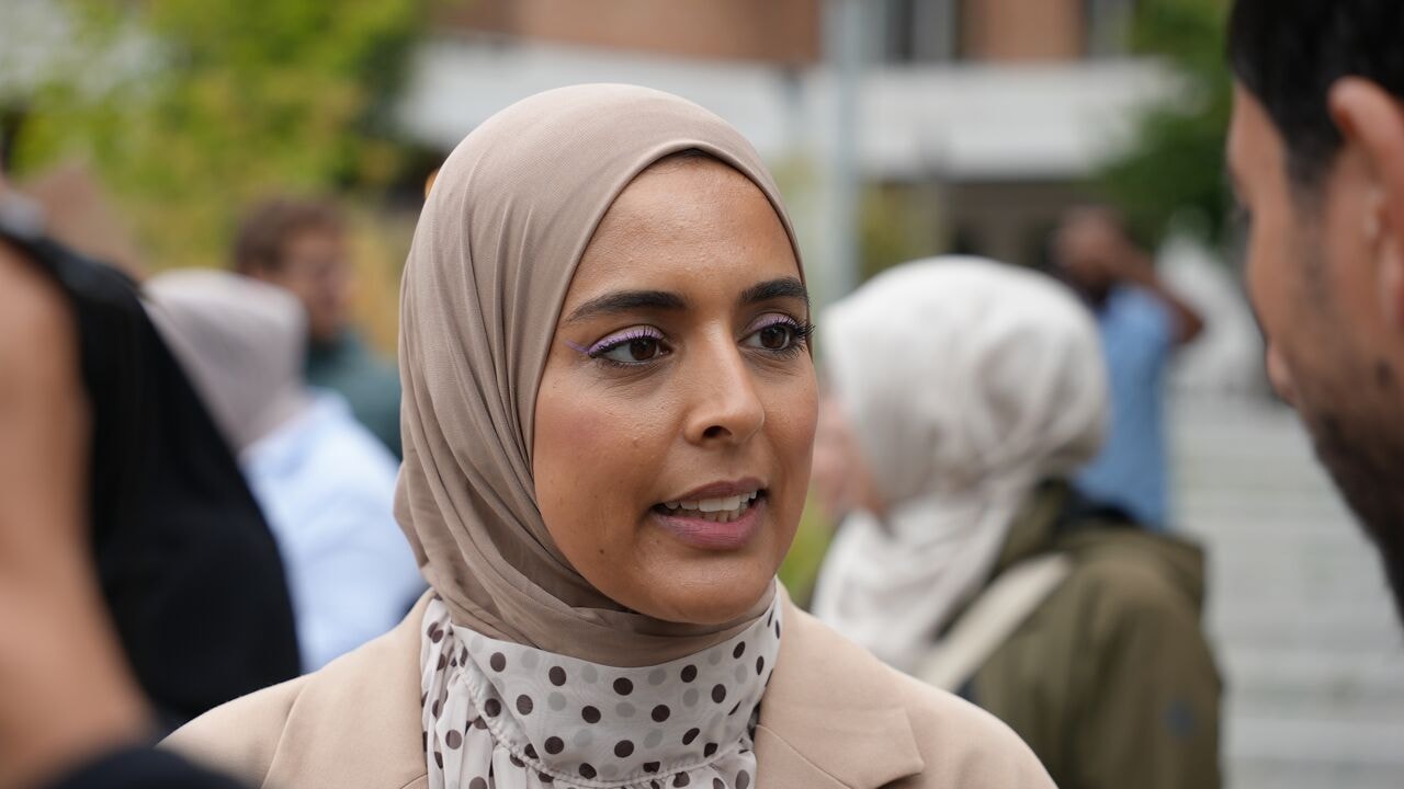 "Ik mag mezelf niet zijn": lerares Hadija, die niet zonder hoofddoek wil lesgeven, reageert op ontslag